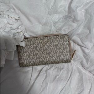 NWT Michael Kors Signature Zip Wallet – Elegant & Luxe Everyday Essential
